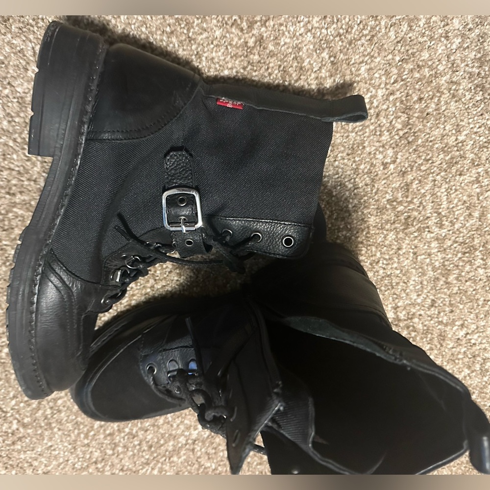 Women’s comfortable breathable black ankle boots from Levi’s. Size US 8